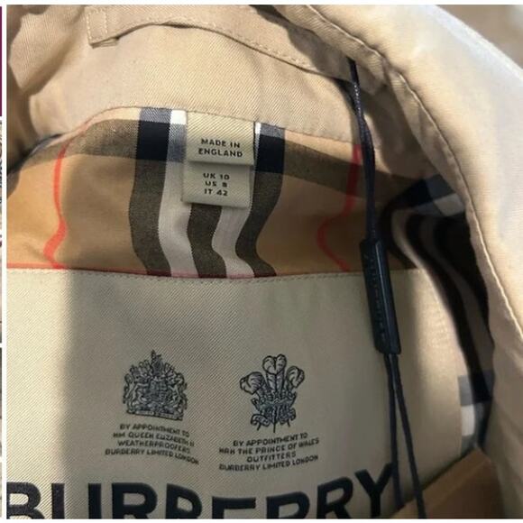 Women's Burberry, England Chelsea trench coat size 8 made in England. NWT. - Picture 8 of 16